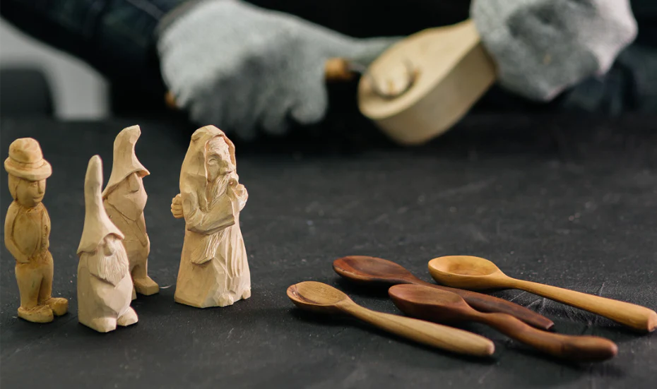 Small wooden figurines